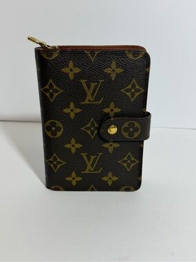 Louis Vuitton Porte Papier
Monogram Wallet